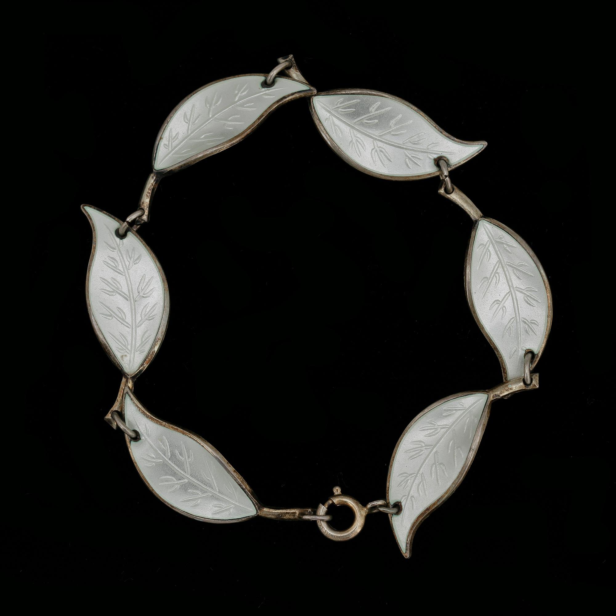 HALSBAND, ARMBAND, ÖRHÄNGEN, ett par samt BROSCH, sterlingsilver och emalj, Norge, 1900-tal. Vikt 48 G.