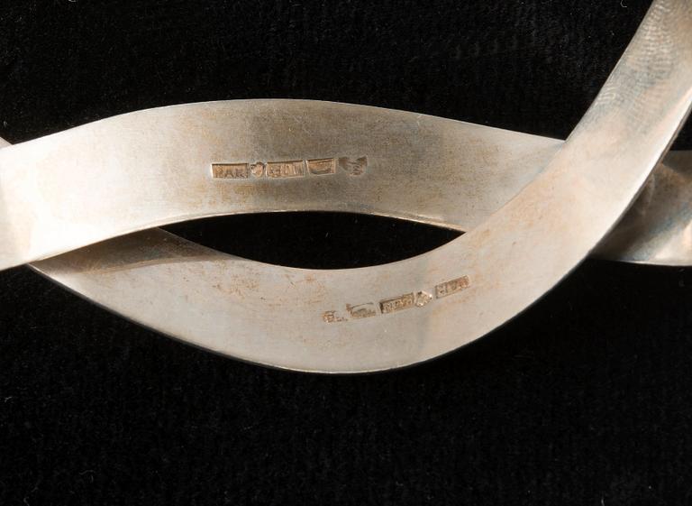 Paula Häiväoja, A PAIR OF EARRINGS AND A BRACELET, silver, Studio Paula, Helsinki 1968. Total weight 33,9 g.