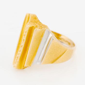 Björn Weckström, ring "Lines in the Water", 18K gold and platinum. Lapponia 1992.