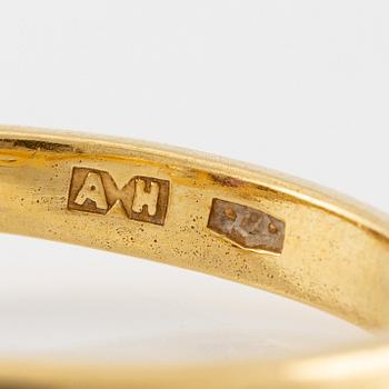 Ring 18K guld med en fasettslipad rubin samt två triangelformade briljantslipade diamanter.