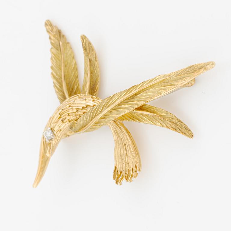 A bird brooch 18K gold with a round brilliant-cut diamond.