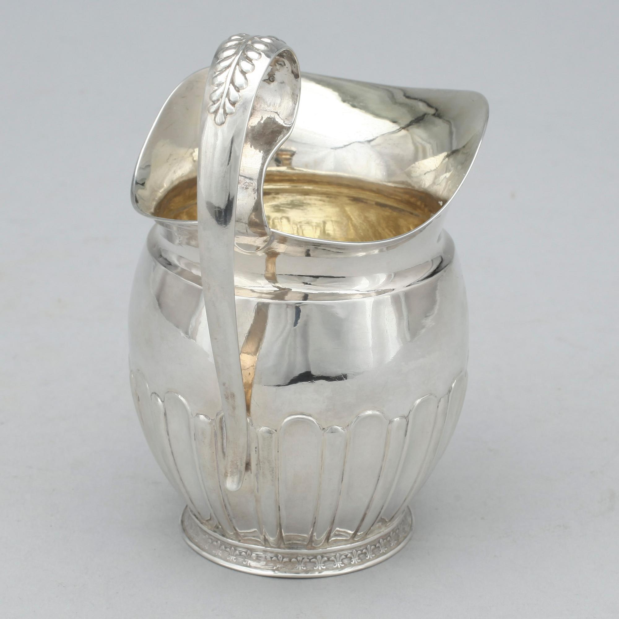 GRÄDDKANNA, silver, senempire, otydliga stämplar. Vikt ca 134g.