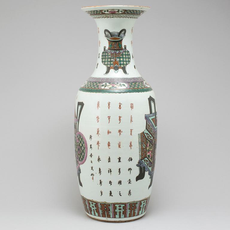 A large famille rose vase, Qing dynasty, 19th century.