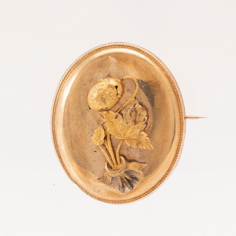 A 14K gold brooch.