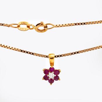 PENDANT and CHAIN 18K gold 1 brilliant-cut diamond and rubies, 4,3 g, length approx 50 cm.