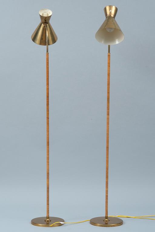 A PAIR OF FLOOR LAMPS.