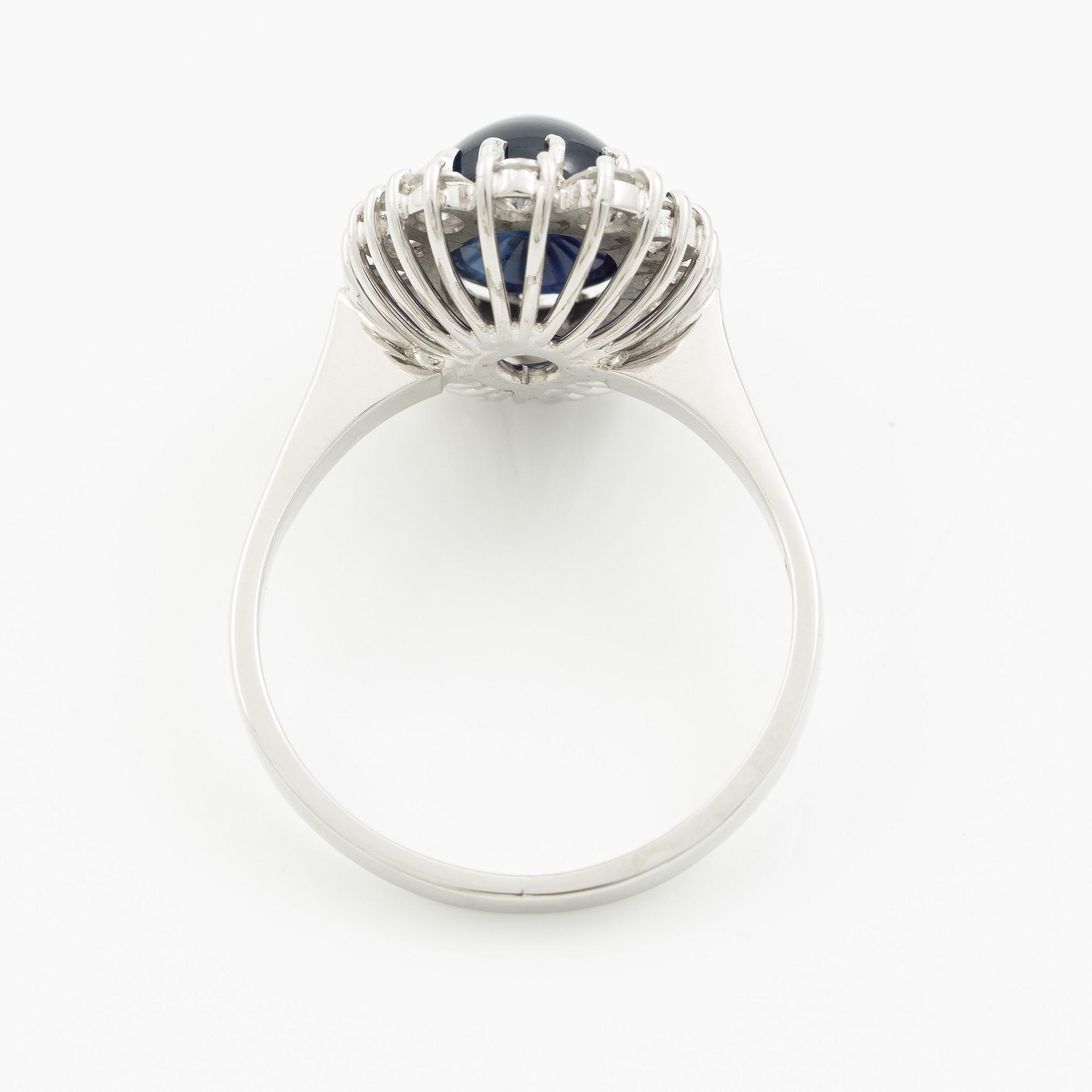 Ring in 18K white gold with a cabochon-cut sapphire and brilliant-cut diamonds.