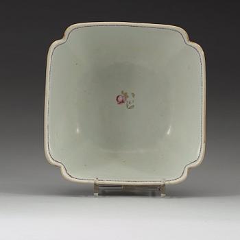 A famille rose square bowl, Qing dynasty, Qianlong (1736-95).