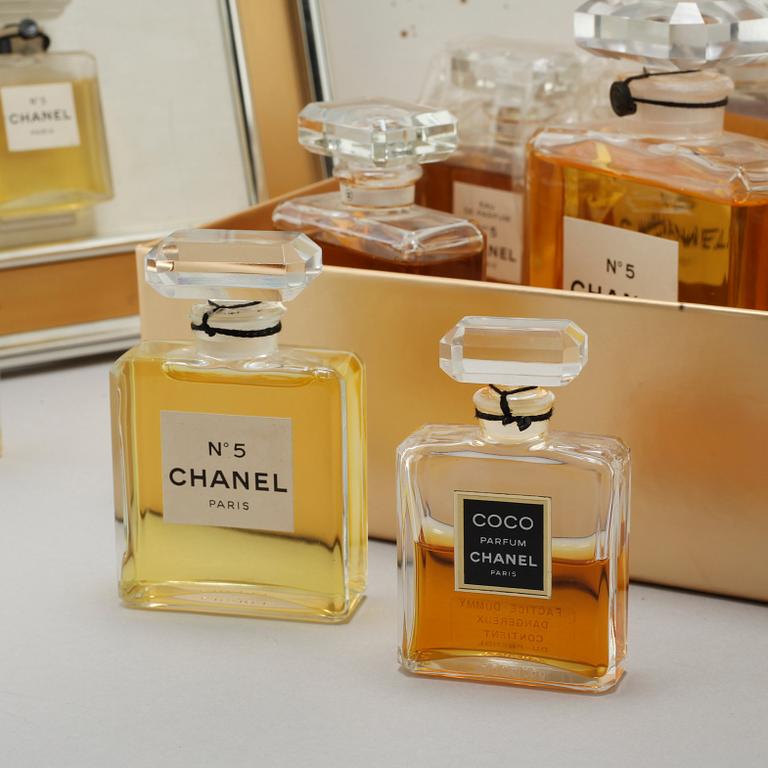 CHANEL, 14 st so called factices and 2 perfume samples.