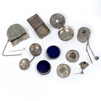 Dosor, åtta stycken, silver och stenar. Sydostasien, 1900-tal.
