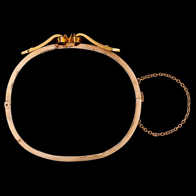 ARMRING, 14K guld (56), granat. S:t Petersburg 1900-talets början. Vikt 11,7 g.