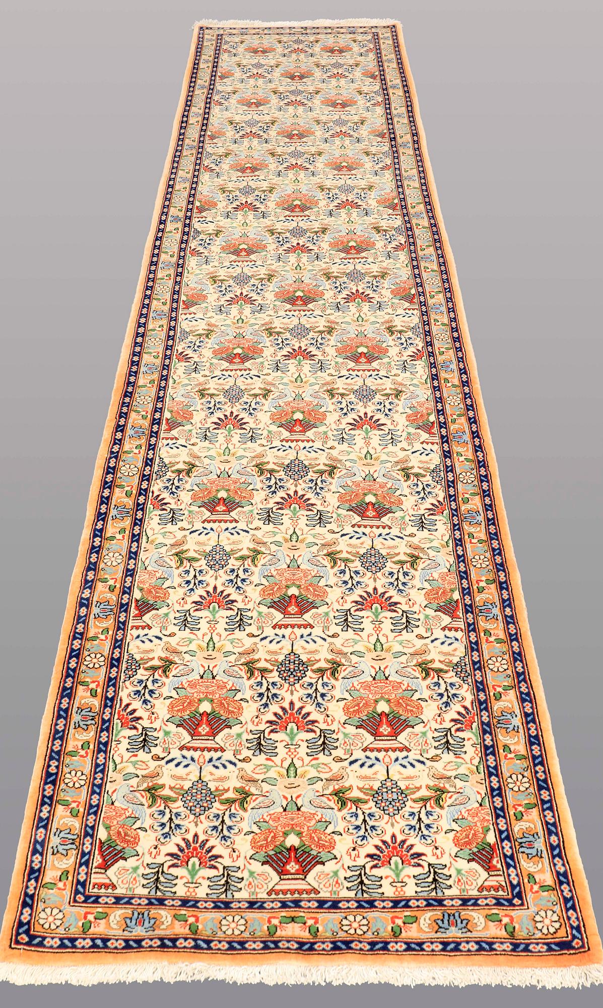 GALLERIMATTA, Figural Ghom part silk, ca 410 x 88 cm.