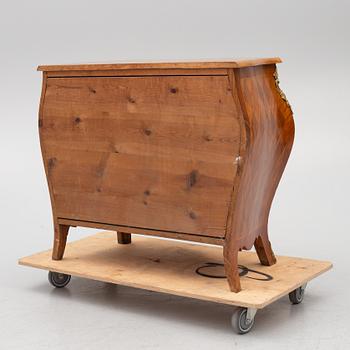 Byrå, rokokostil, omkring år 1900.