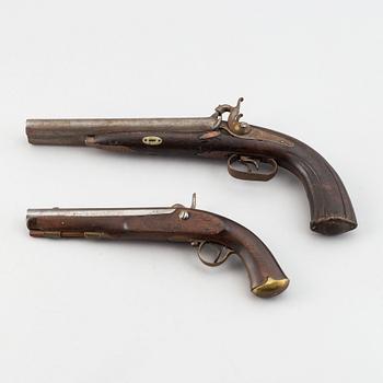 Slaglåspistol, svensk, m/1852 för postiljon, samt en dubbelpipig slaglåspistol.