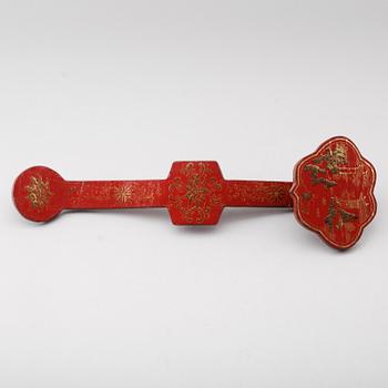 SCEPTRE, rött lackarbete, Kina, 1900-tal.
