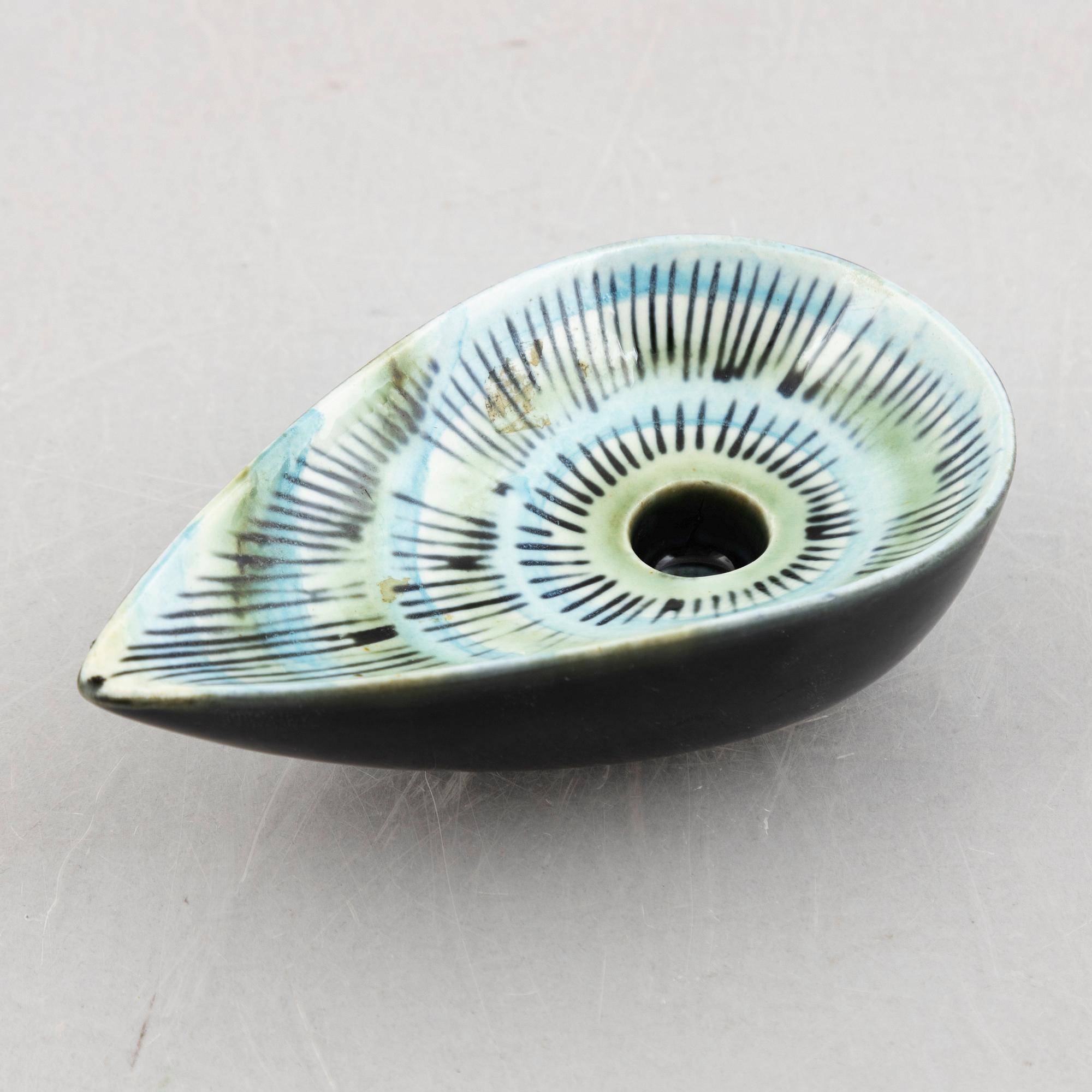 Lisa Larson, askfat och väggrelief ur serien "Harlekin" och ljusstake ur serien "Advent", Gustavsberg.