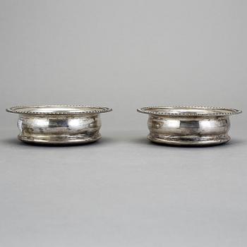 COASTERS, ett par, silver och trä, Mappin & Webb, Birmingham, 1994.