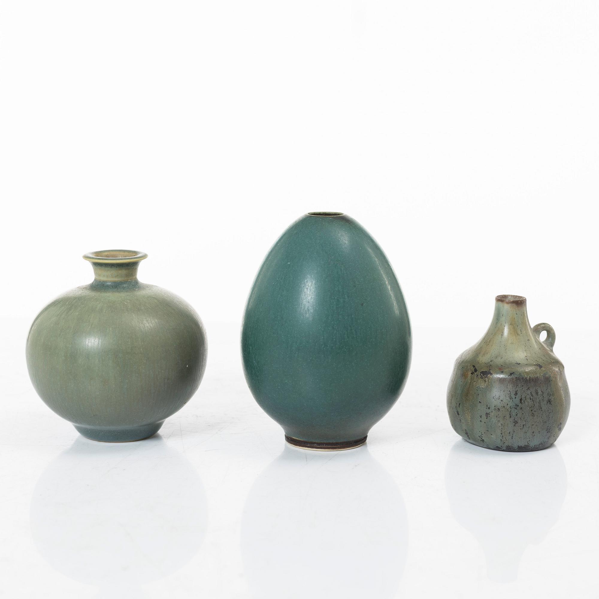 Miniatyrer, tre stycken, stengods, Berndt Friberg och Carl-Harry Stålhane, Gustavsberg respektive Rörstrand.