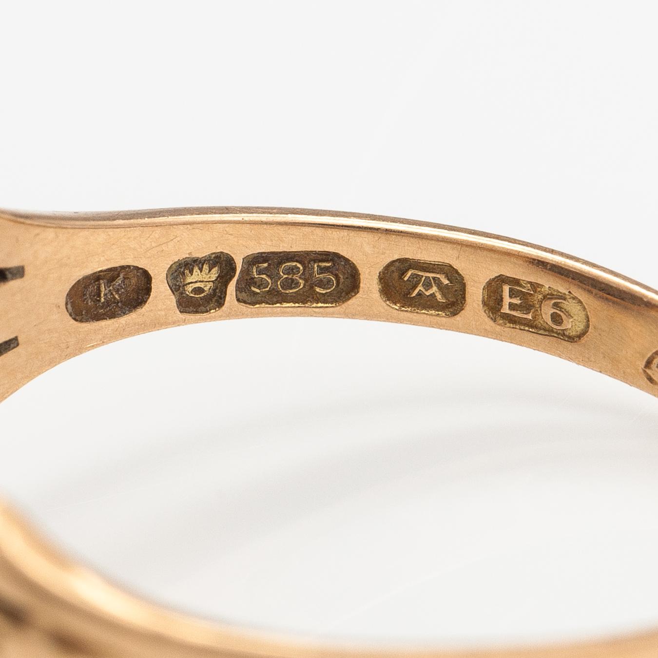 A 14K gold ring with a hematit. Turku 1934.