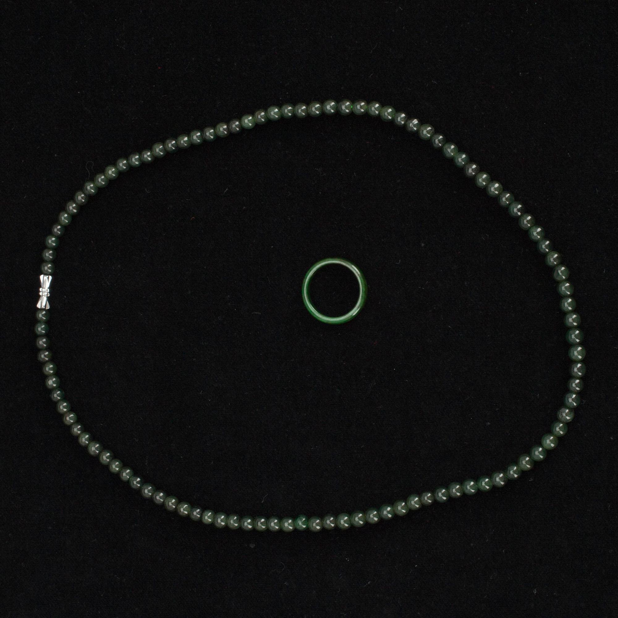 JADERING samt HALSBAND. Jade, Sertifikat.