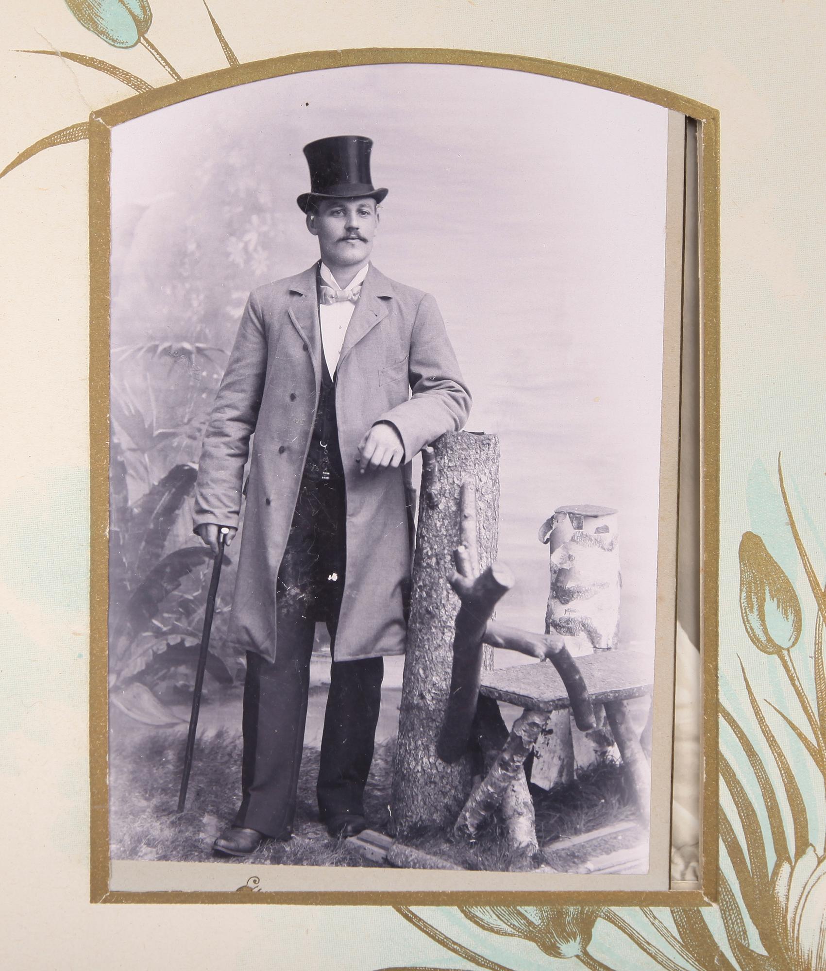 FOTOALBUM, jugend, omkring år 1900.