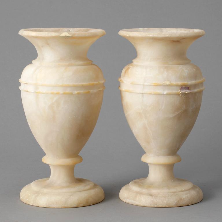 URNOR, ett par, alabaster, 1900-tal.