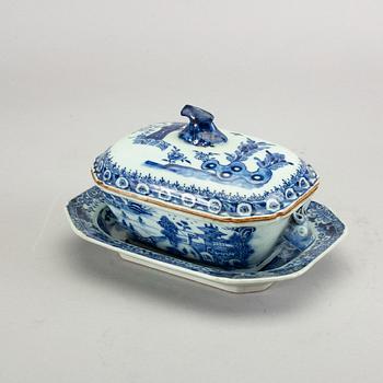 A Chinese Qianlong blue and white porcelain tureen with sauser.