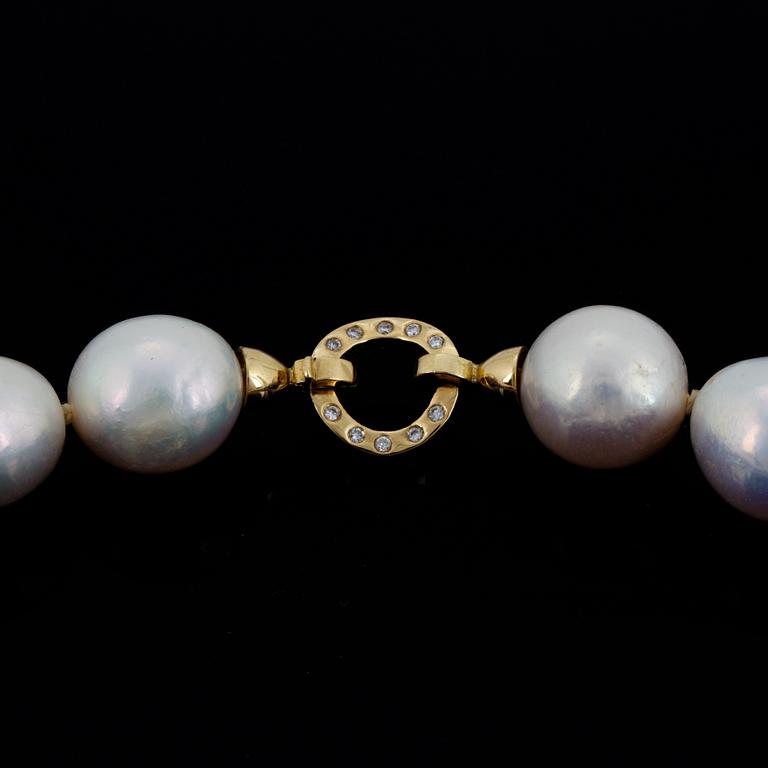 COLLIER, med odlade pärlor.