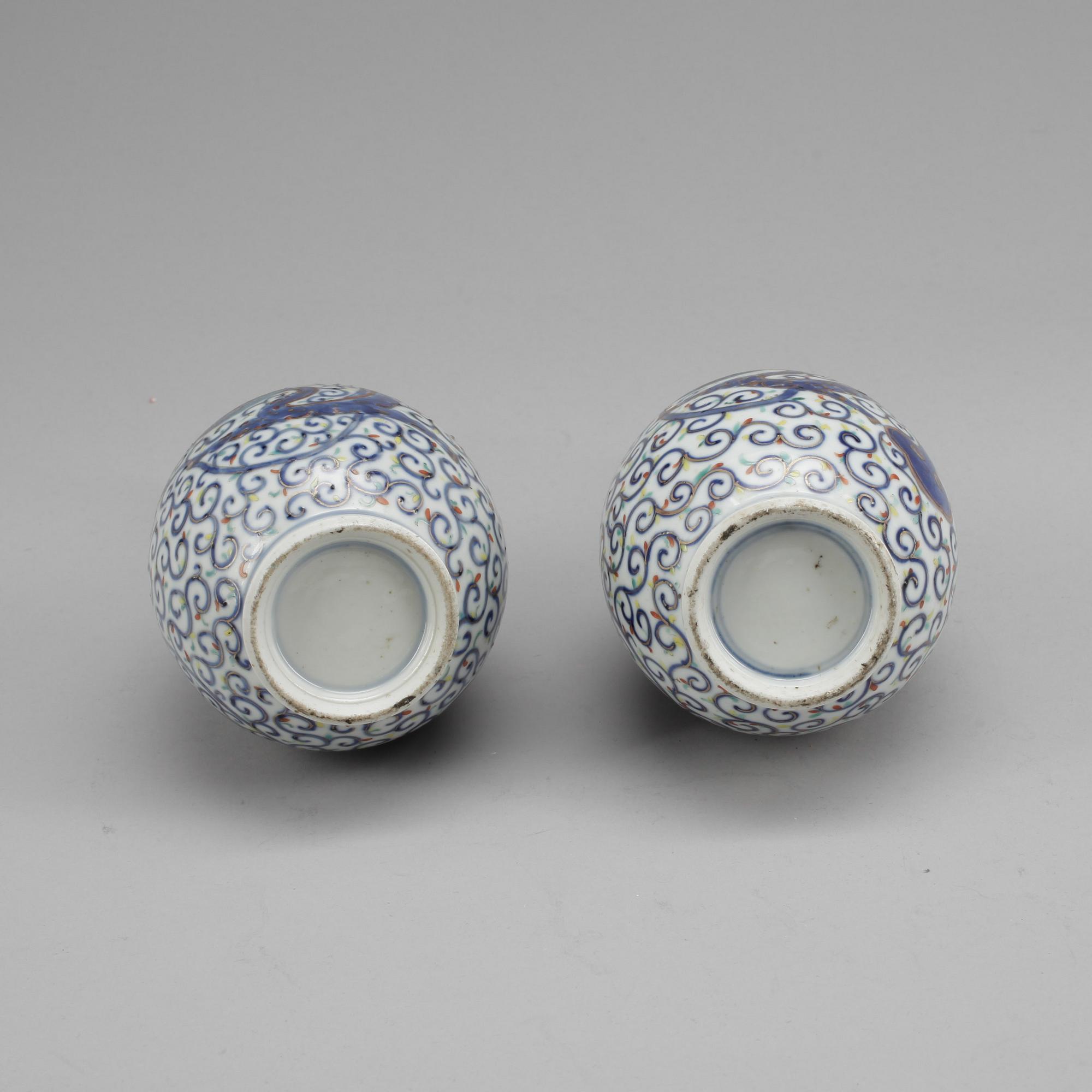 VASER, ett par, porslin Kangxi-stil, 1800-tal.