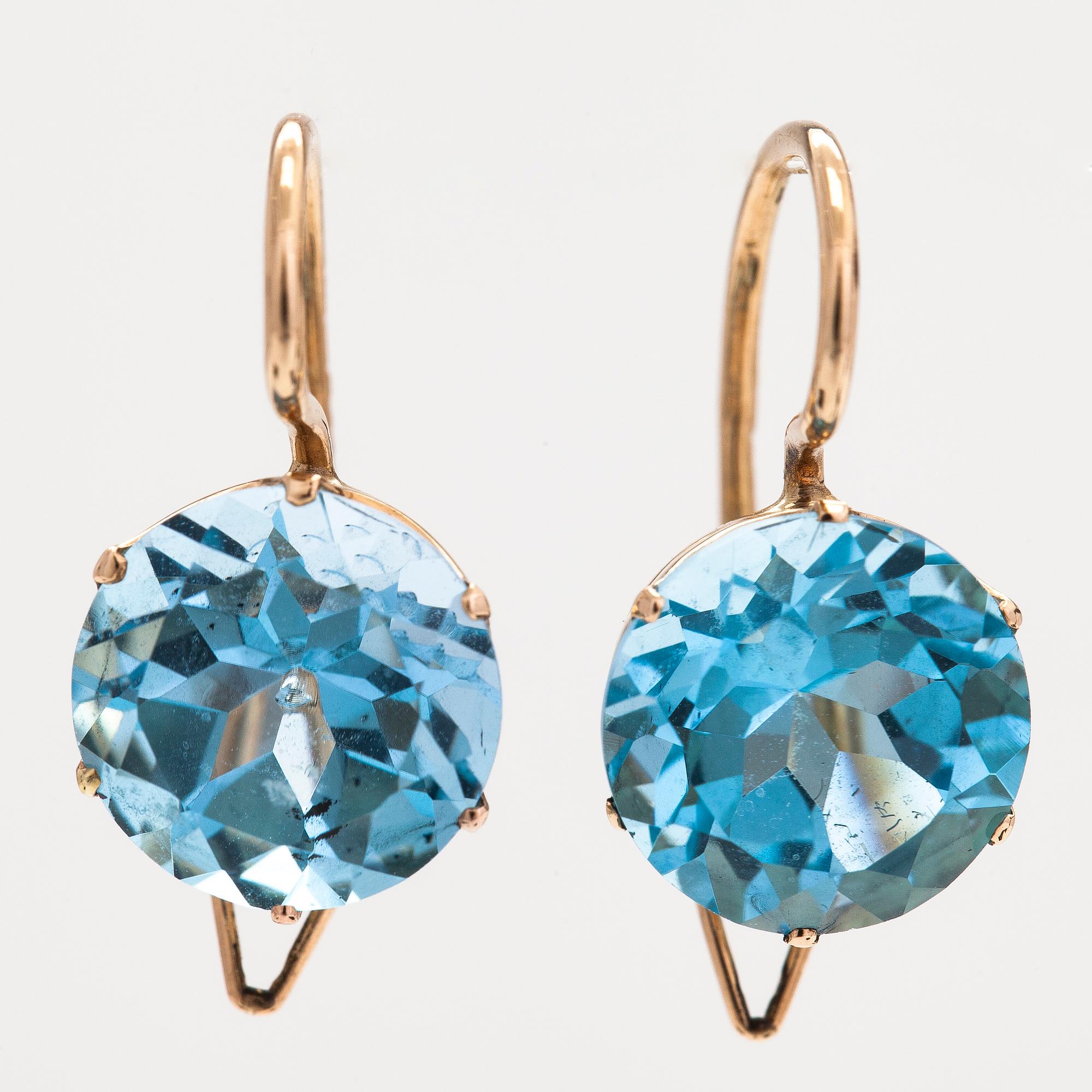 A pair of 14K gold earrings with topazes, Helsinki.