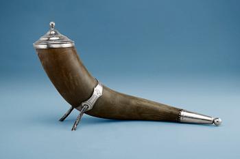 465. A DRINKING HORN, silver fittings J. O. Östlund (1848-77 ) Gävle 1875. Length 43 cm, height 23 cm.