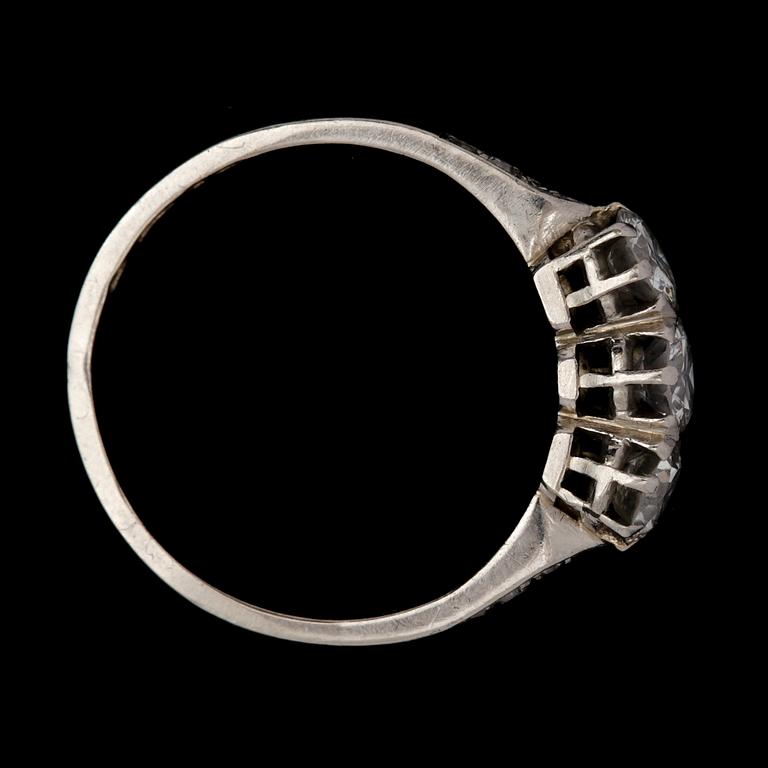 RING, platina med gammalslipade resp. briljantslipade diamanter. Tot ca 0,75 ct. Stockholm 1937. Vikt ca 2,5 g.