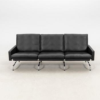 Poul Kjaerholm, soffa "PK 31-3" för Fritz Hansen Danmark 2022.