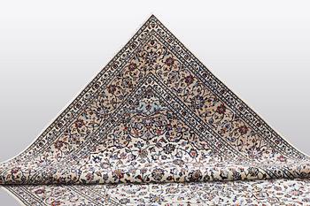 A carpet, Kashan, ca 344 x 245 cm.