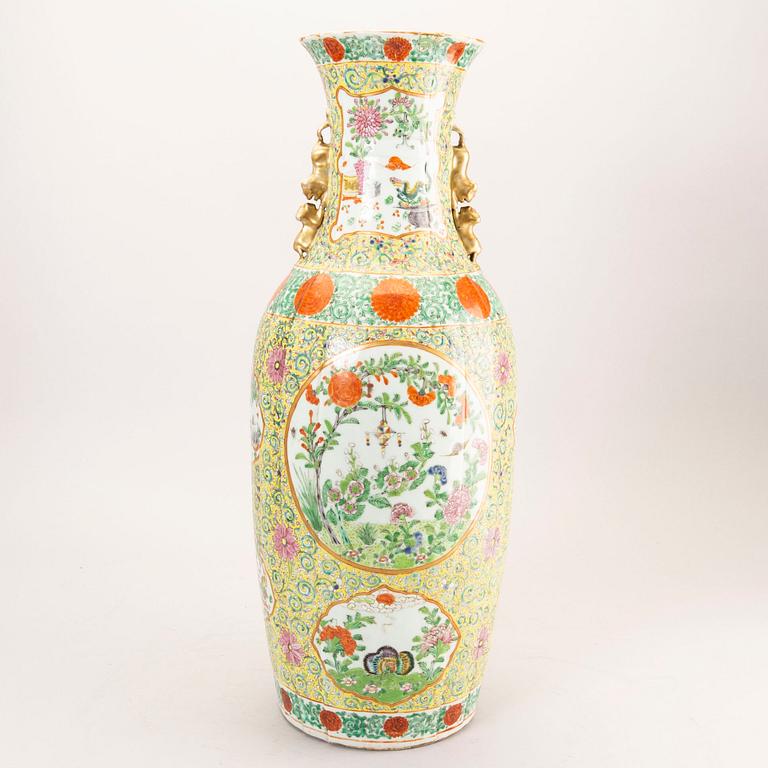 A large famille rose vase, late Qing dynasty.