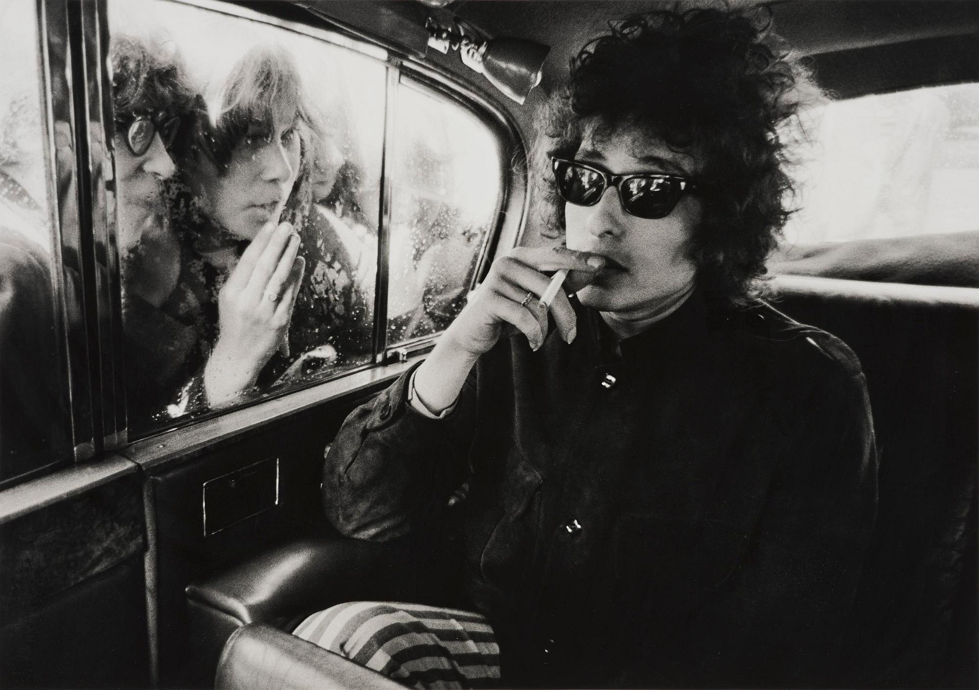 Berry Feinstein, “Bob Dylan, Fans Looking in Limo, London”, 1996.