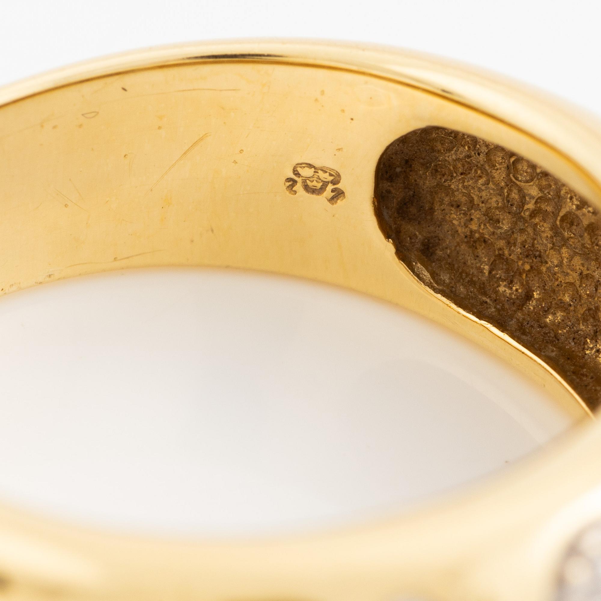 Ring in 18K gold set with round brilliant-cut diamonds.