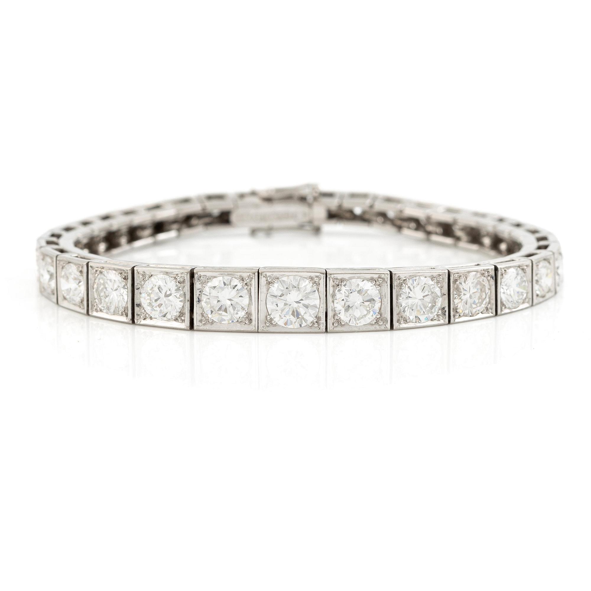 Tennisarmband 18K vitguld med runda briljantslipade diamanter.