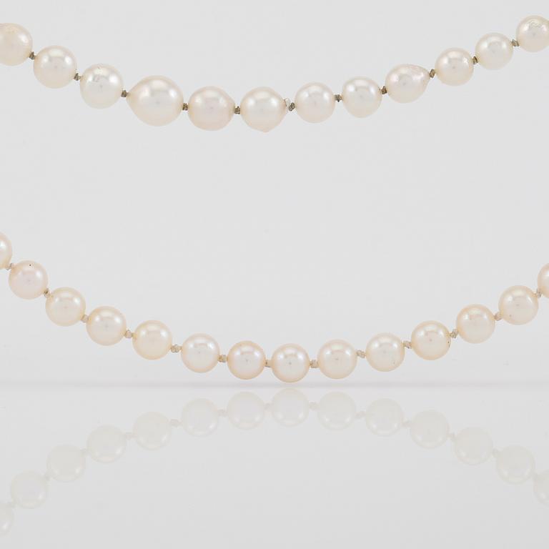 PÄRLHALSBAND, 2 st, odlade pärlor , silverlås.