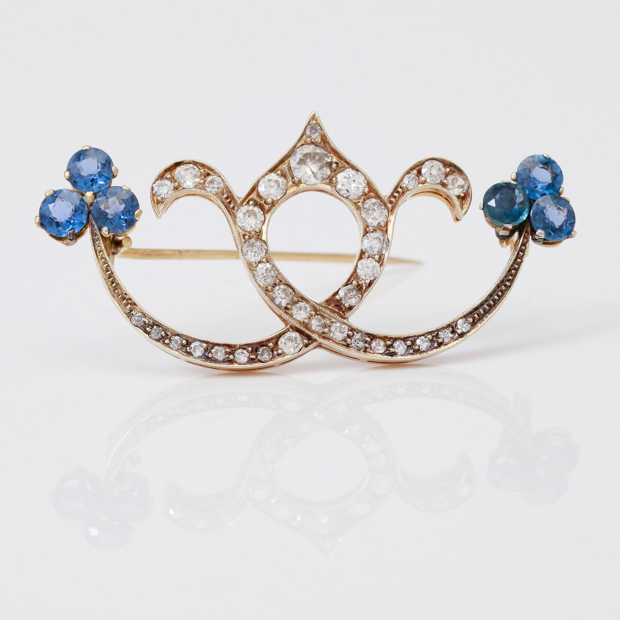 BROSCH, 6 safirer samt briljantslipade diamanter totalt ca 1,25 ct, 1900-talets första hälft.