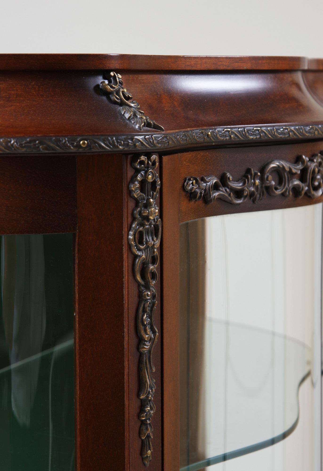 VITRINSKÅP, rokokostil, 1900-talets mitt.