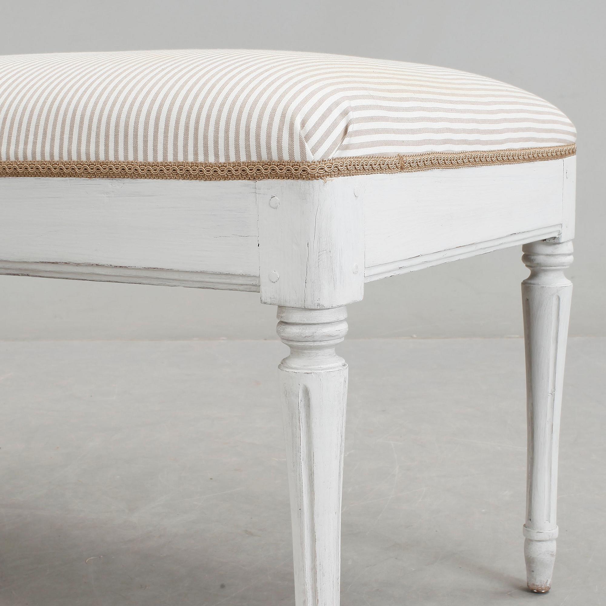 BÄNK. Gustaviansk stil. 1800/1900-tal.