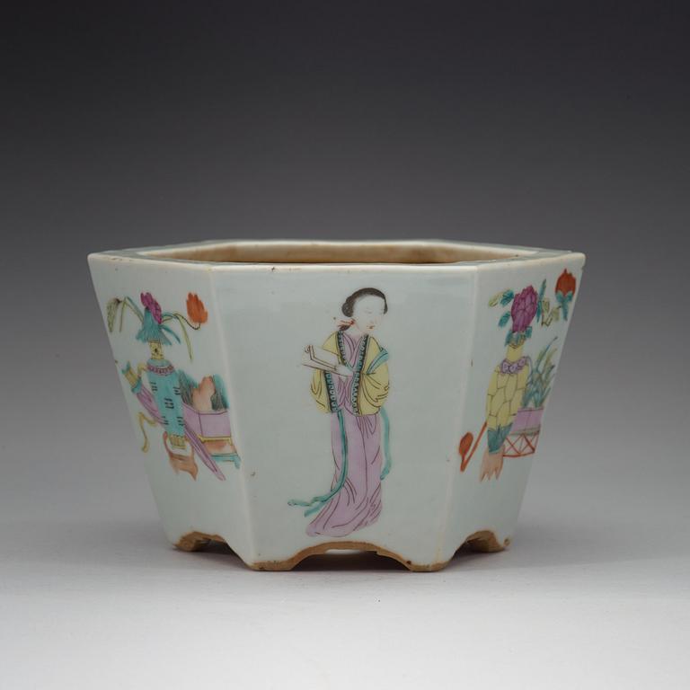 A famille rose flower pot, late Qing dynasty (1644-1912).