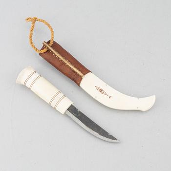 Martin Kuorak, a reindeer horn knife.