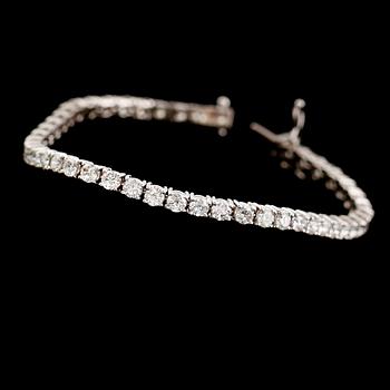 ARMBAND, 18 k vitguld, briljantslipade diamanter tot 6.55 ct. Vikt ca 14,6 g.