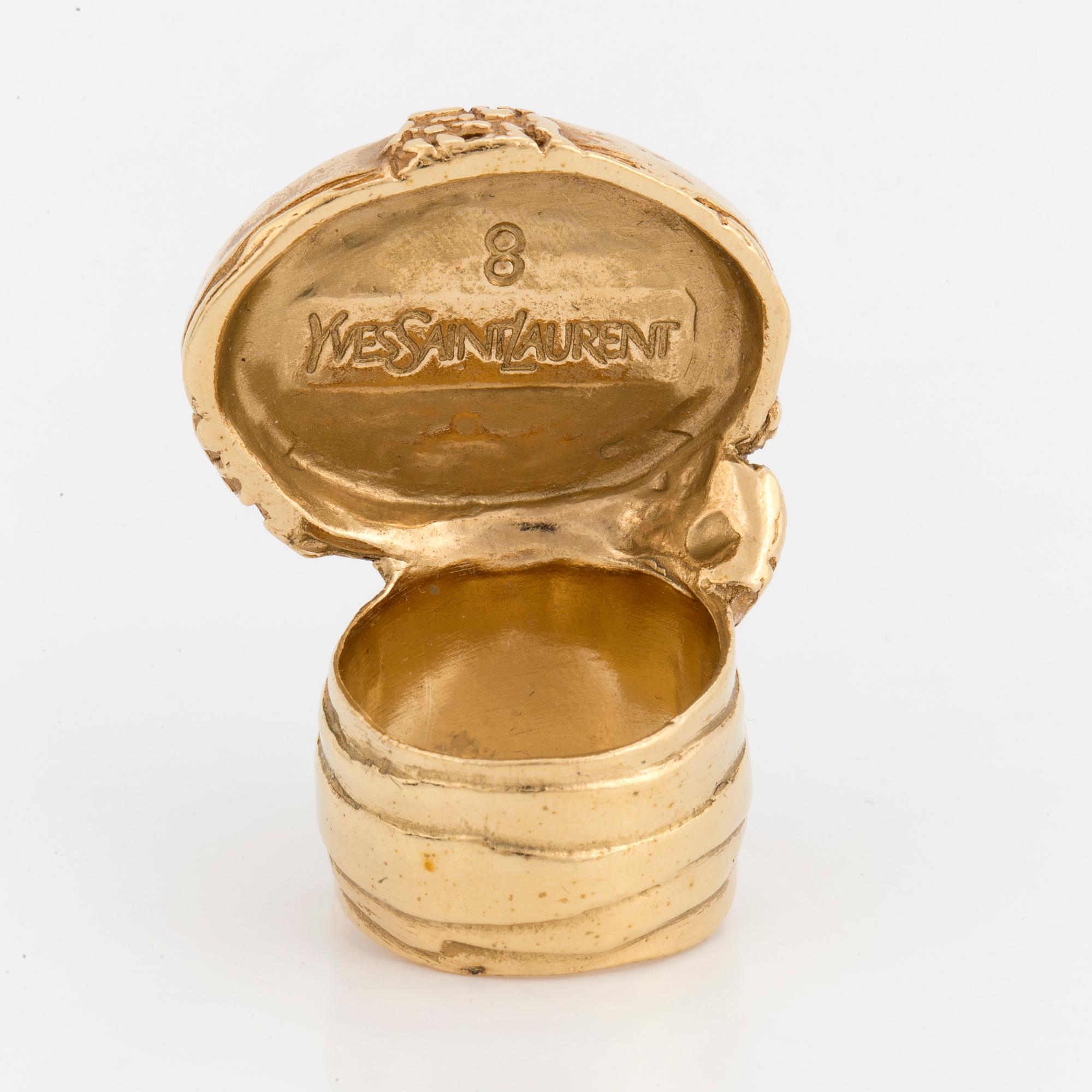 YVES SAINT LAURENT. Ring med guldfärgad metall och grön paste sten.