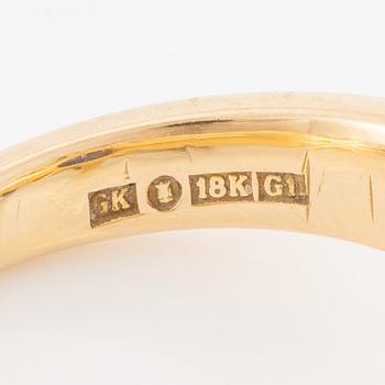 Ring 18K guld med en fasettslipad safir och runda briljantslipade diamanter.