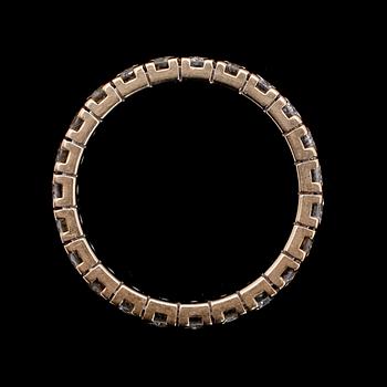 RING, 18 k vitguld, helallians, 23 briljantslipade diamanter tot ca 1.50 ct.