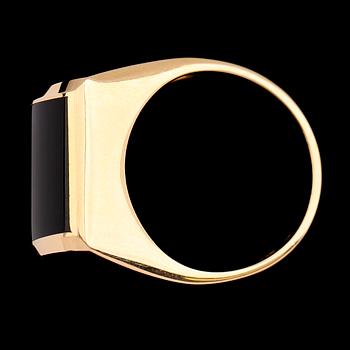 KLACKRING, 18 k guld med svart sten. Total vikt ca 17 gram.