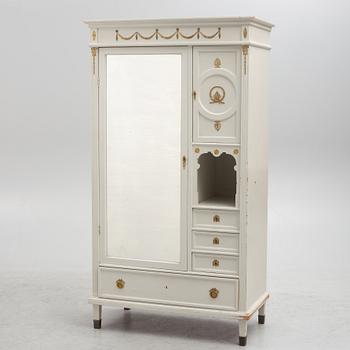 Klädskåp, gustaviansk stil, 1900-talets första hälft.